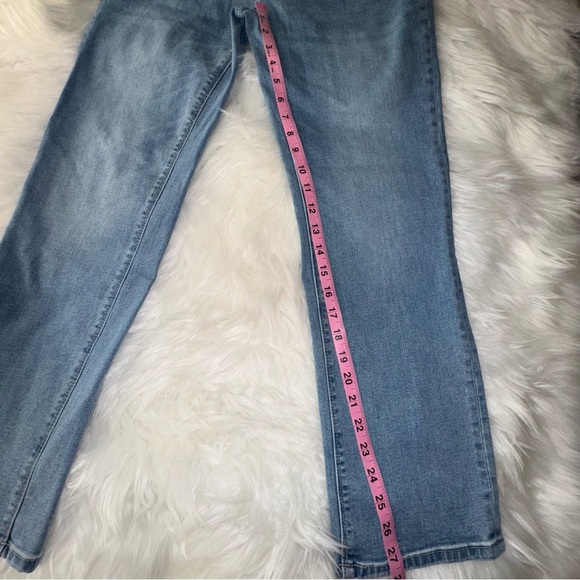 Hudson Women's Straight Leg Jeans Size 6 Medium Wash Blue Denim Mid-Rise Staple - Picture 9 of 13